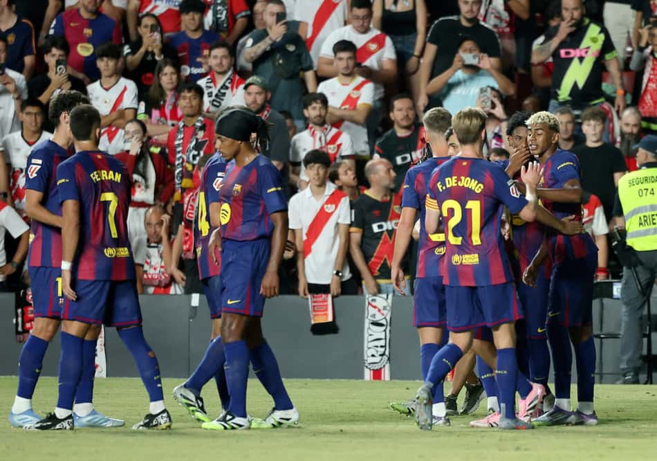 Barcelona comemora gol de Yamal contra o Rayo Vallecano (Foto: Pierre-Philippe Marcou / AFP)