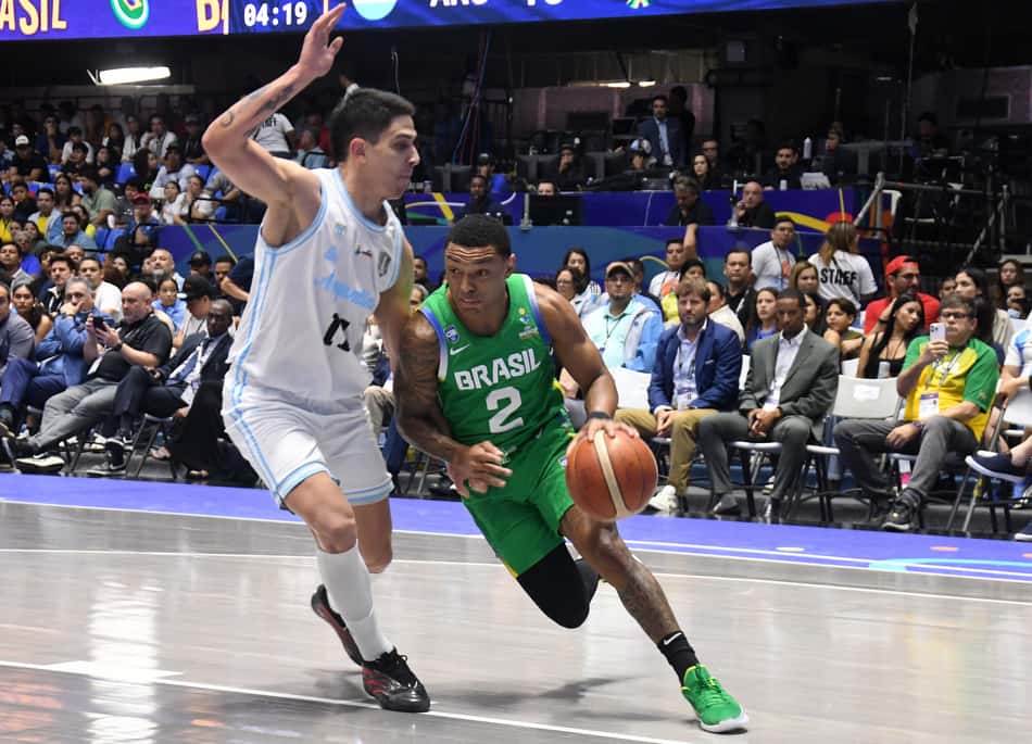Yago Santos dribla o argentinio Jose Vildoza na final da Americup (Photo by AFP)