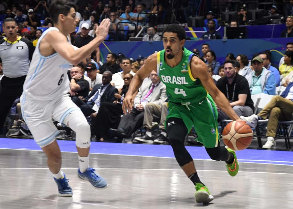 Alexey Borges dribla o argentino Juan Marcos durante a final da Americup (Foto: AFP)