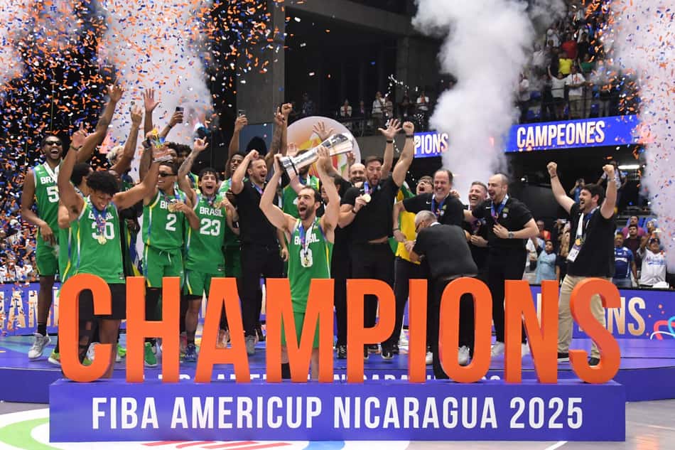Vitor Benite ergue o troféu após a vitória do Brasil sobre a Argentina na final da Americup (Photo by AFP)