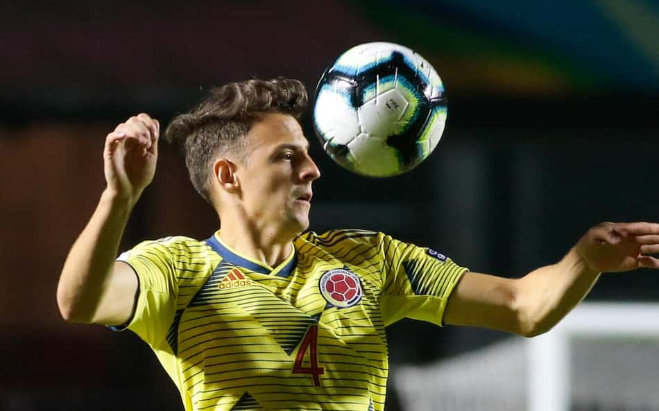 Santiago Arias com a camisa da Colômbia (Foto: Marcello Zambrana/AGIF)