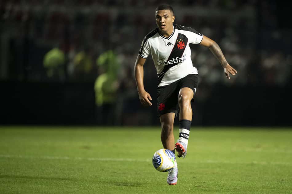 Matheus Carvalho em ação pelo Vasco (Foto: Jorge Rodrigues/AGIF)