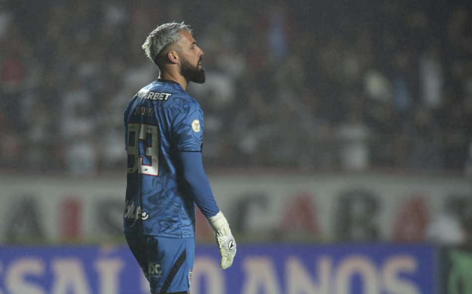 Jandrei viaja para deixar o São Paulo e tem chances de estrear contra o Corinthians