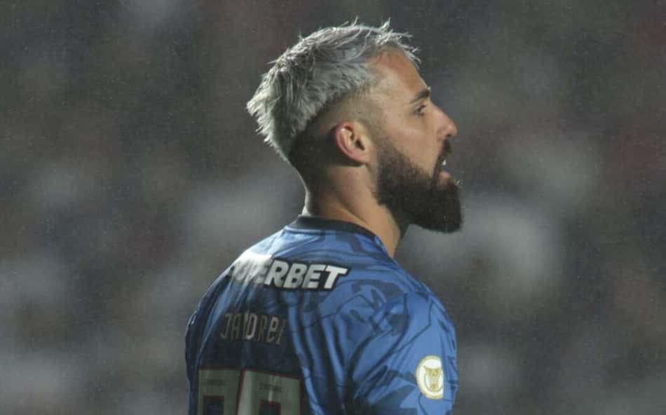 Goleiro reserva do São Paulo, Jandrei perde pênalti e viraliza: 'Nunca vi'