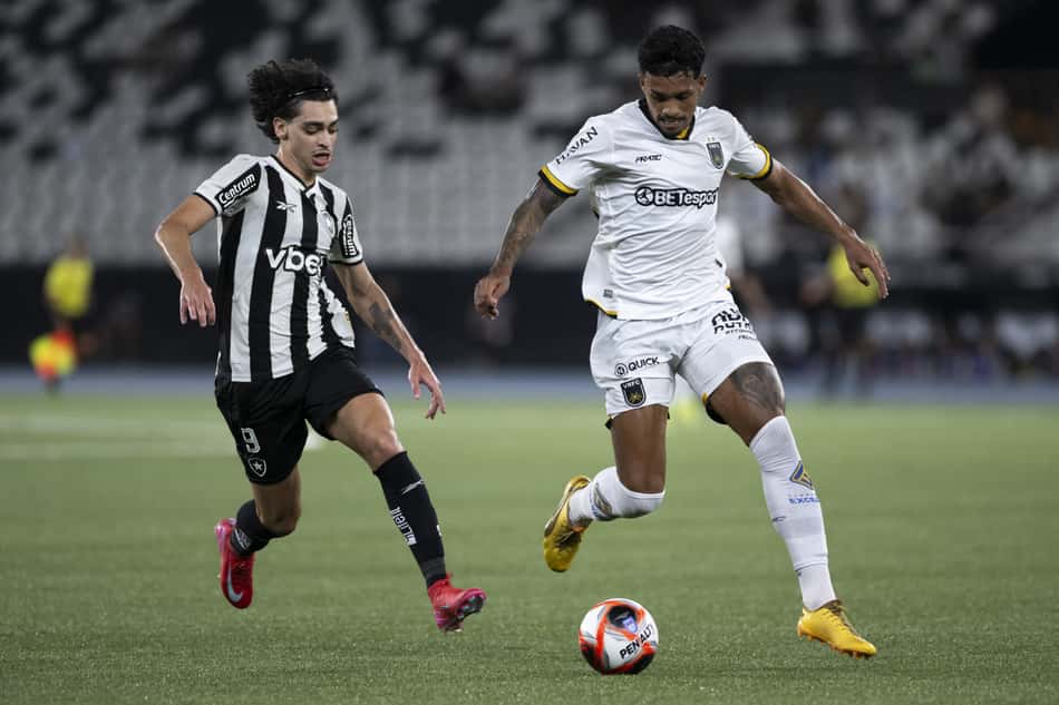 Gabriel Bahia em ação contra o Botafogo em 2025 (Foto: Jorge Rodrigues/AGIF)