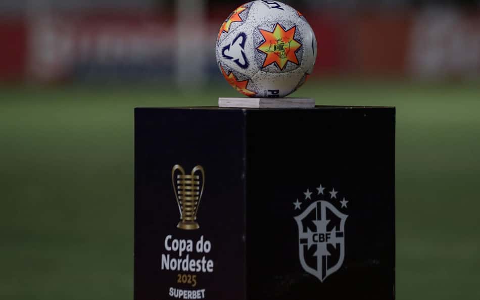 Bola oficial da Copa do Nordeste Foto: Rafael Vieira/AGIF