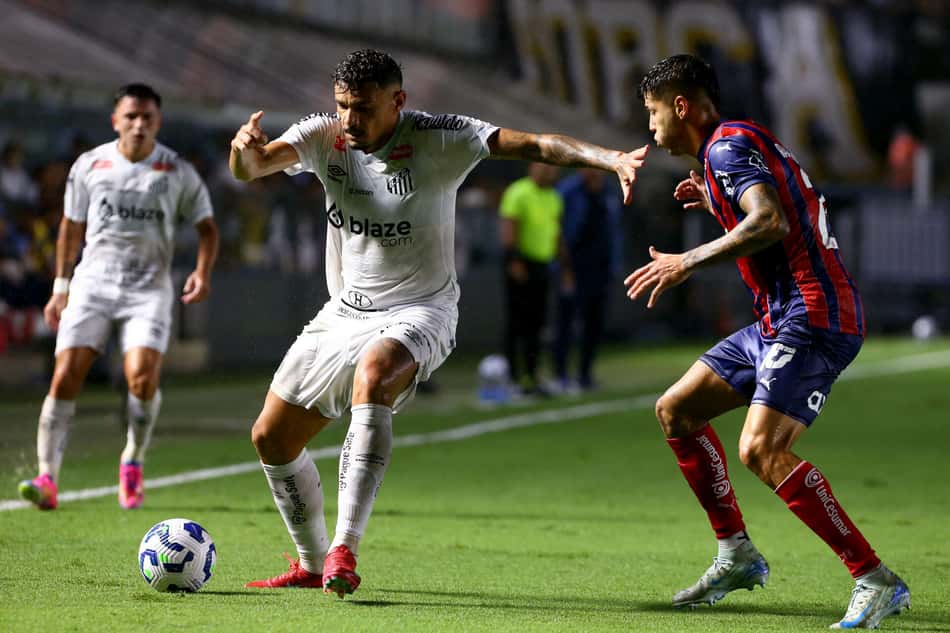 Santos e Bahia empataram por 2 a 2 no primeiro turno do Brasileirão, na Vila Belmiro. (Foto: Mauricio De Souza/AGIF)