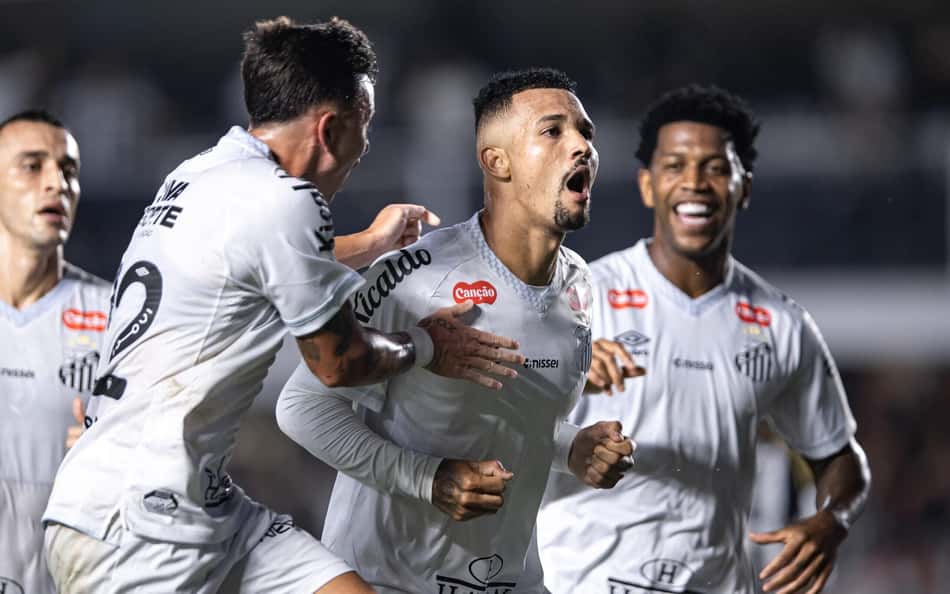 Zé Ivaldo volta aos treinos no Santos e pode ganhar espaço