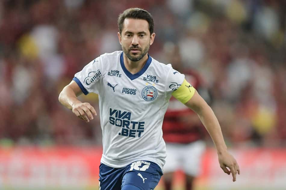 Everton Ribeiro em ação contra o Flamengo como capitão do Bahia (Foto: Thiago Ribeiro/AGIF)