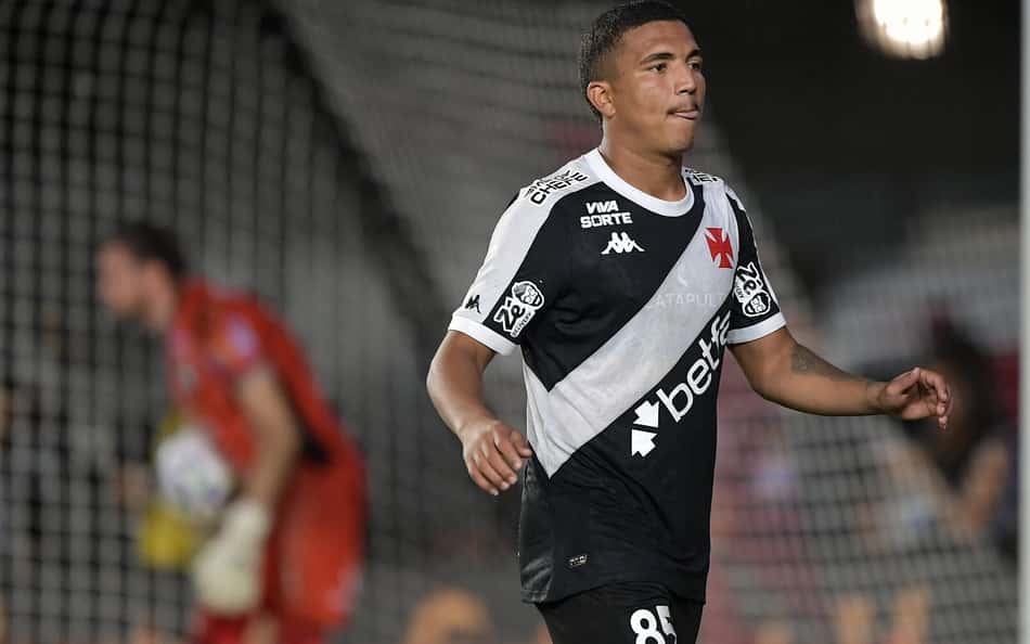 Em meio a negociação para o exterior, volante do Vasco sofre lesão grave