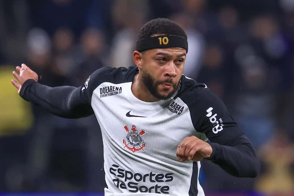 Memphis Depay começou Santos x Corinthians no banco (Foto: Marcello Zambrana/AGIF)