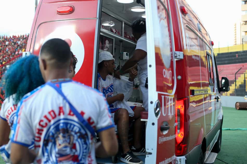 Torcedores do Bahia são atendidos em ambulância na Ilha do Retiro (Foto: Marlon Costa/AGIF)