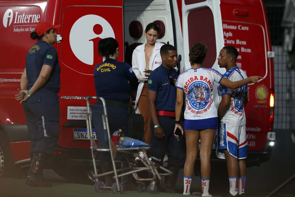 Torcedores do Bahia são atendidos por médicos na Ilha do Retiro (Foto: Marlon Costa/AGIF)