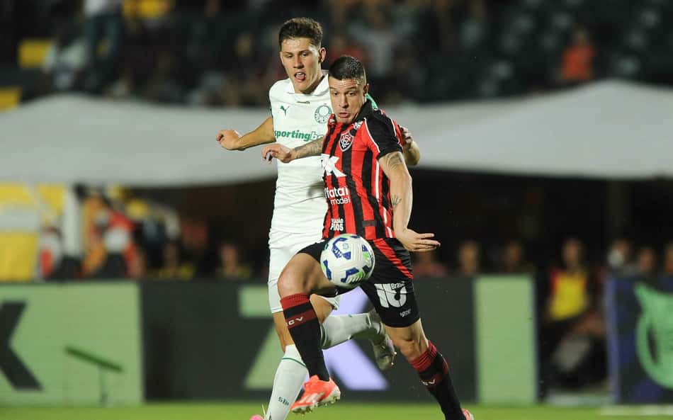 Pênalti marcado para o Palmeiras contra o Vitória divide opiniões: 'Impressionante'