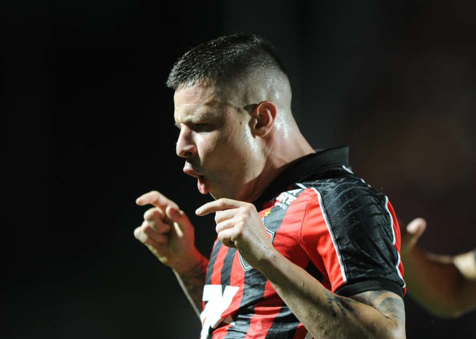 Renato Kayzer comemora gol contra o Palmeiras (Foto: Jhony Pinho/AGIF)