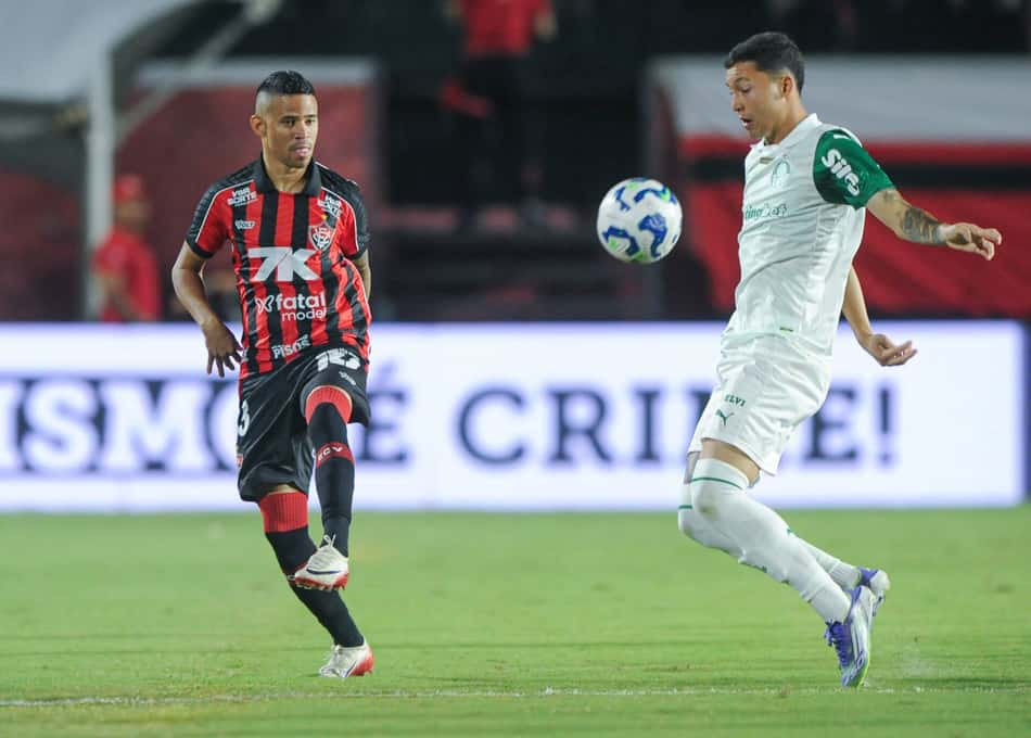 Erick e Thalys disputam bola no Barradão (Foto: Jhony Pinho/AGIF)