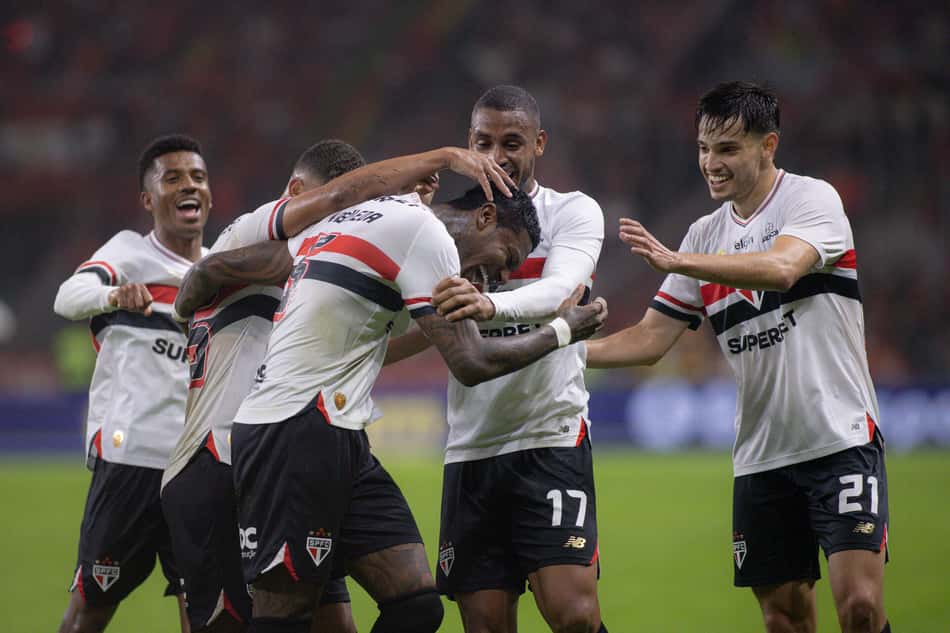 Arboleda marca de cabeça na vitória do São Paulo diante do Internacional, no Beira-Rio. (Foto: Maxi Franzoi/AGIF)