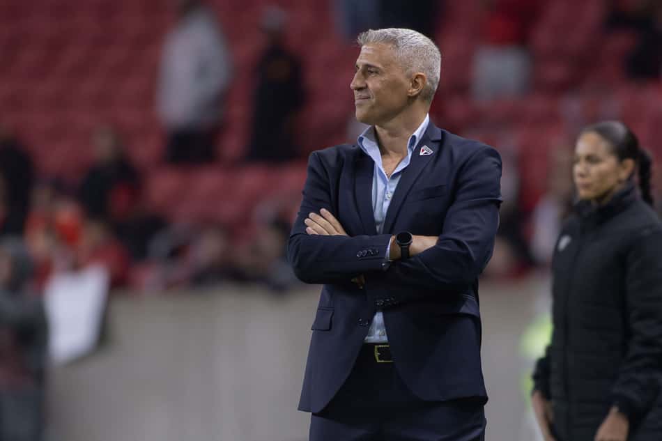 Crespo é elogiado por Arboleda em entrevista após jogo com 'mudança de mentalidade'. (Foto: Maxi Franzoi/AGIF)