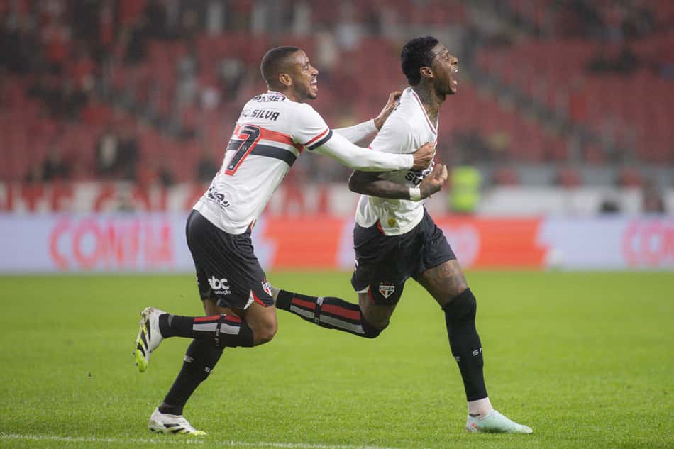 Arboleda comemora com André Silva o gol do São Paulo diante do Internacional. (Foto: Maxi Franzoi/AGIF)