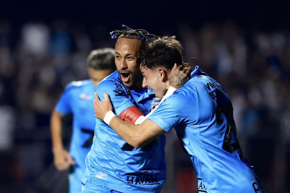 Neymar vibra após Santos marcar sobre o Juventude