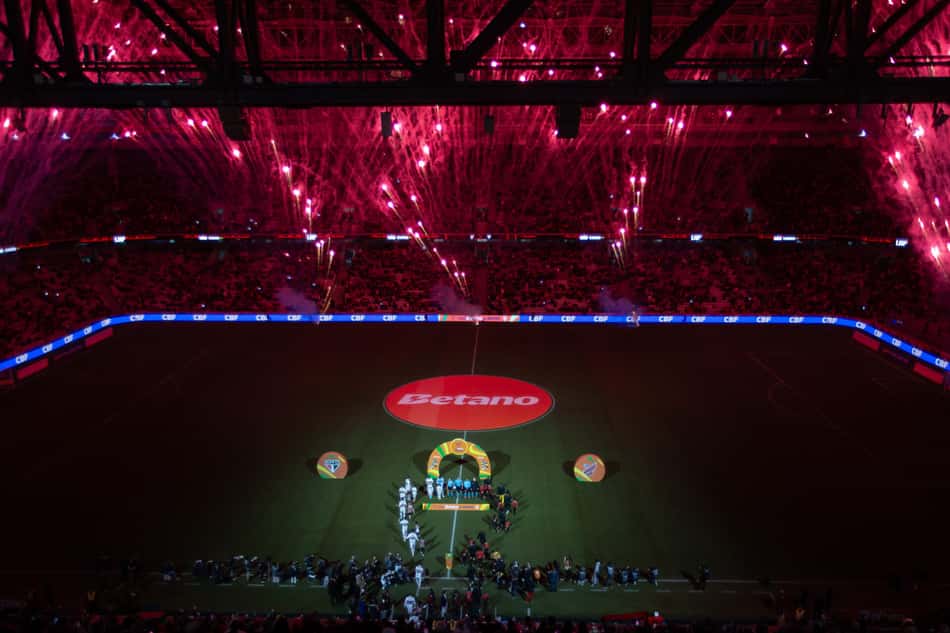 Athletico-PR e São Paulo se enfrentam pela Copa do Brasil (Foto: Hedeson Alves/AGIF)