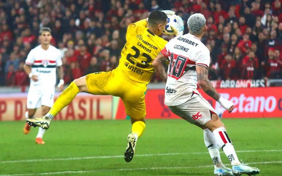 Com um a mais, Athletico vence o São Paulo nos pênaltis e avança às quartas de final da Copa do Brasil