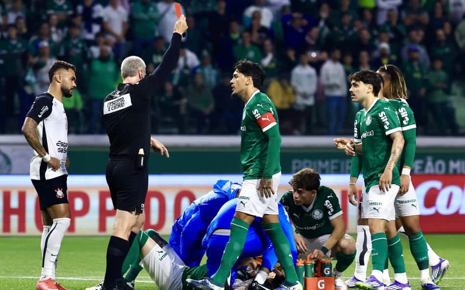 Aníbal é expulso por agressão no clássico entre Palmeiras e Corinthians; veja vídeo