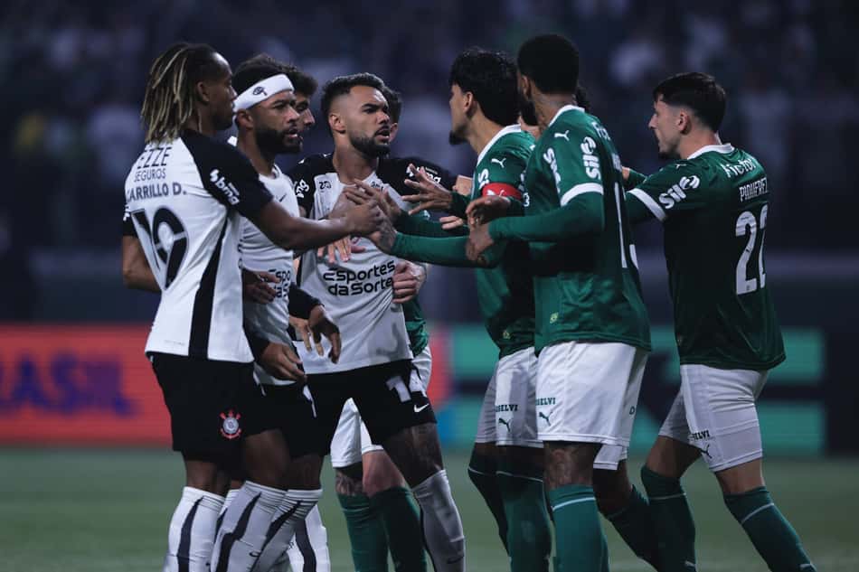 Jogadores de Palmeiras e Corinthians discutem
