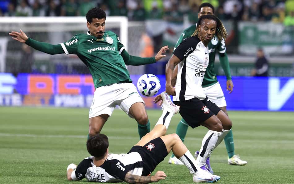 Após lesão no clássico, Carrillo passa por cirurgia e desfalca o Corinthians