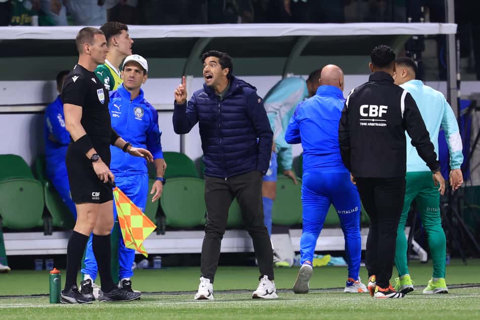 O técnico do Palmeiras, Abel Ferreira, reclama com o árbitro assistente durante o clássico contra o Corinthians. (Foto: Marcello Zambrana/AGIF)