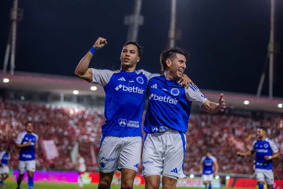 Kaio Jorge e Villalba comemoram gol do Cruzeiro contra o CRB (Foto: Itawi Albuquerque/AGIF)
