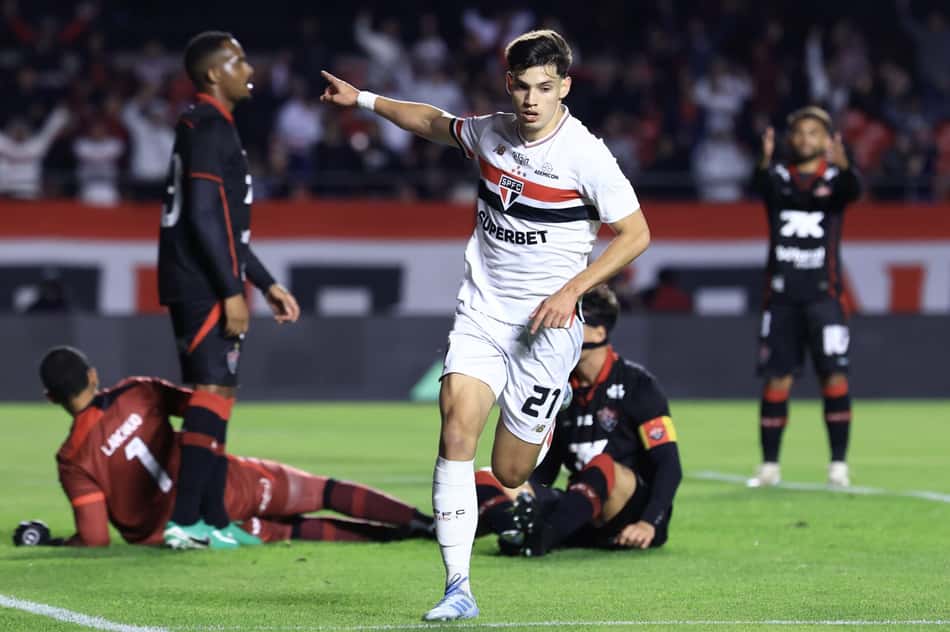 Bobadilla comemora gol do São Paulo diante do Vitória (Foto: Marcello Zambrana/AGIF) 