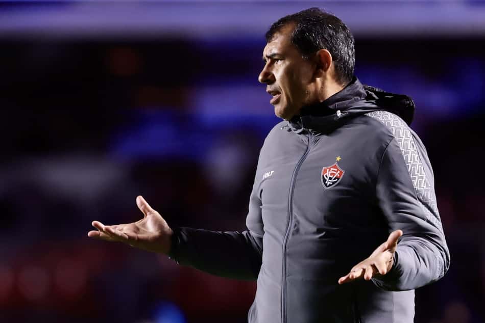 Carille comanda o Vitória contra o São Paulo no Brasileirão (Foto: Marcello Zambrana/AGIF)