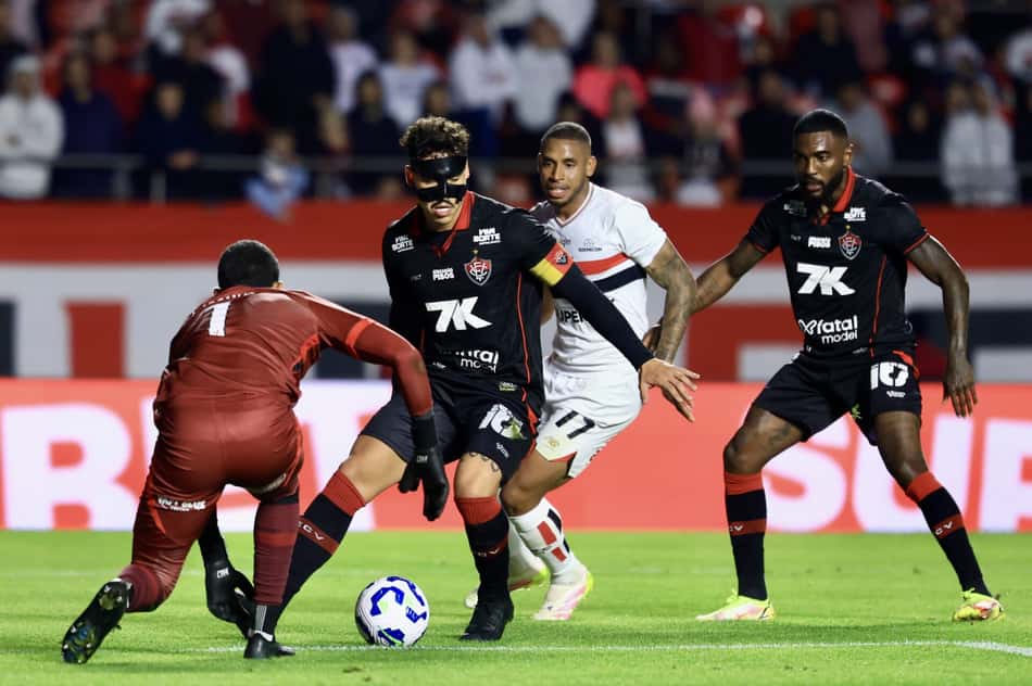 Defesa do Vitória vacila na reta final do jogo contra o São Paulo (Foto: Marcello Zambrana/AGIF)