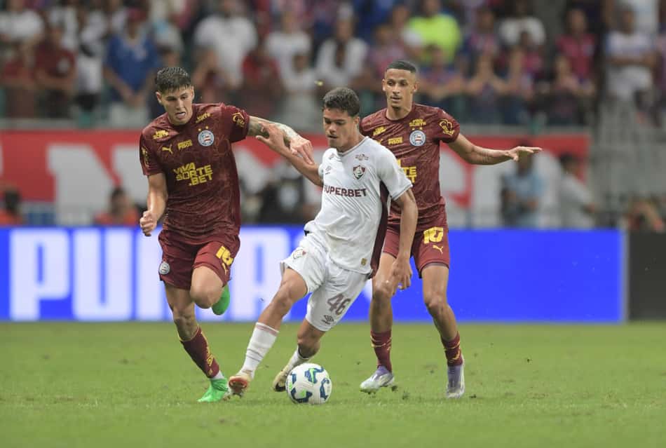Ramos Mingo e Juba marcam Julio Fidelis em jogo entre Bahia e Fluminense, pelo Brasileirão (Foto: Jhony Pinho/AGIF)