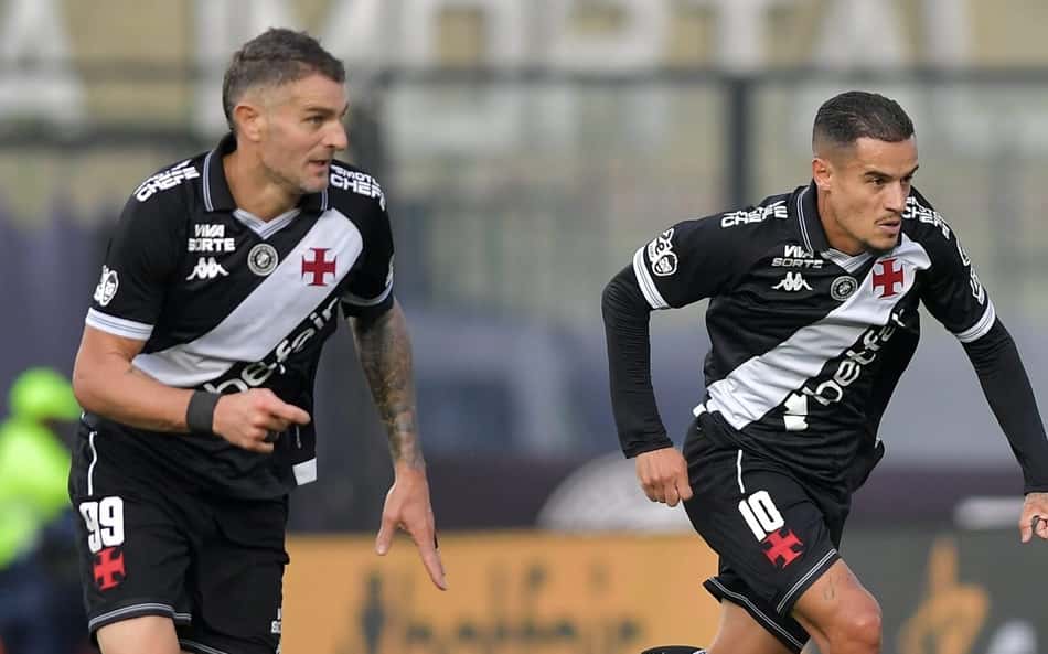 Atitude de Coutinho com Vegetti em Vasco x Atlético viraliza: 'Não aguenta mais'