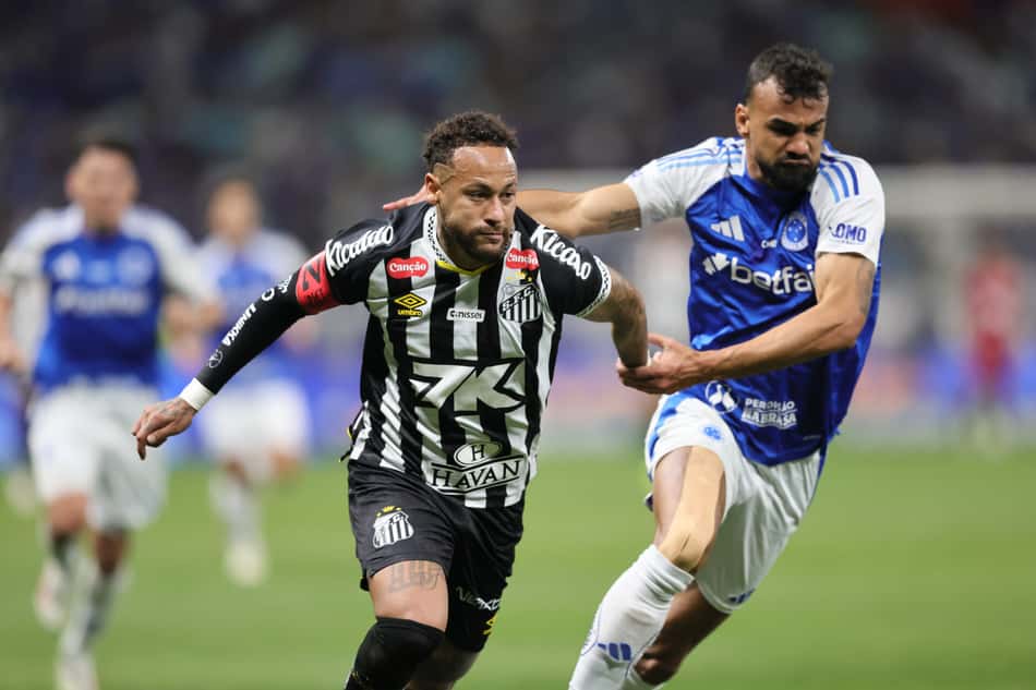 Neymar, do Santos, e Fabrício Bruno, do Cruzeiro (Foto: Gilson Lobo/AGIF)