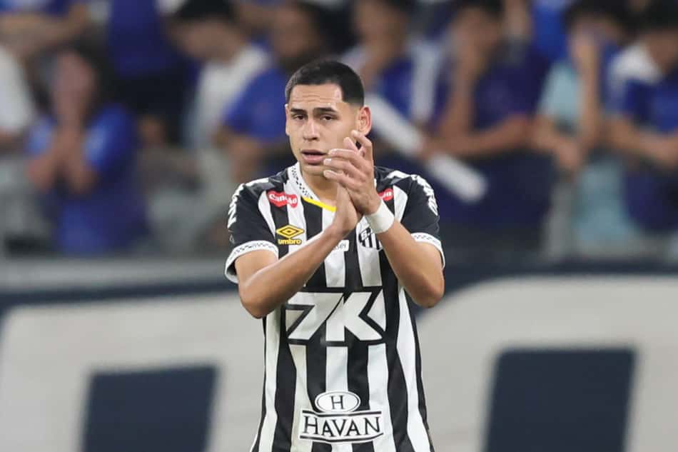 Gustavo Caballero chegou do Nacional, do Paraguai, com 50% dos direitos econômicos comprados pelo Peixe. (Foto: Gilson Lobo/AGIF)