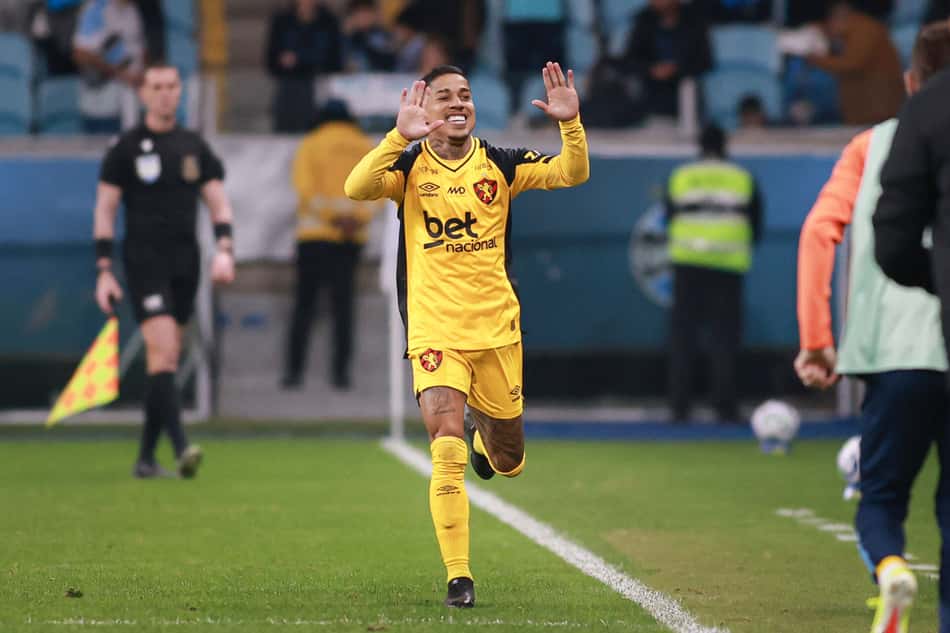 Matheusinho comemora gol da vitória do Sport sobre o Grêmio. (Foto: Maxi Franzoi/AGIF)
