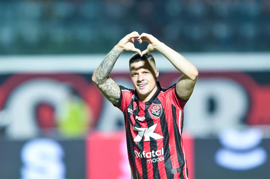 Kayzer comemora gol pelo Vitória (Foto:  Jhony Pinho/AGIF)