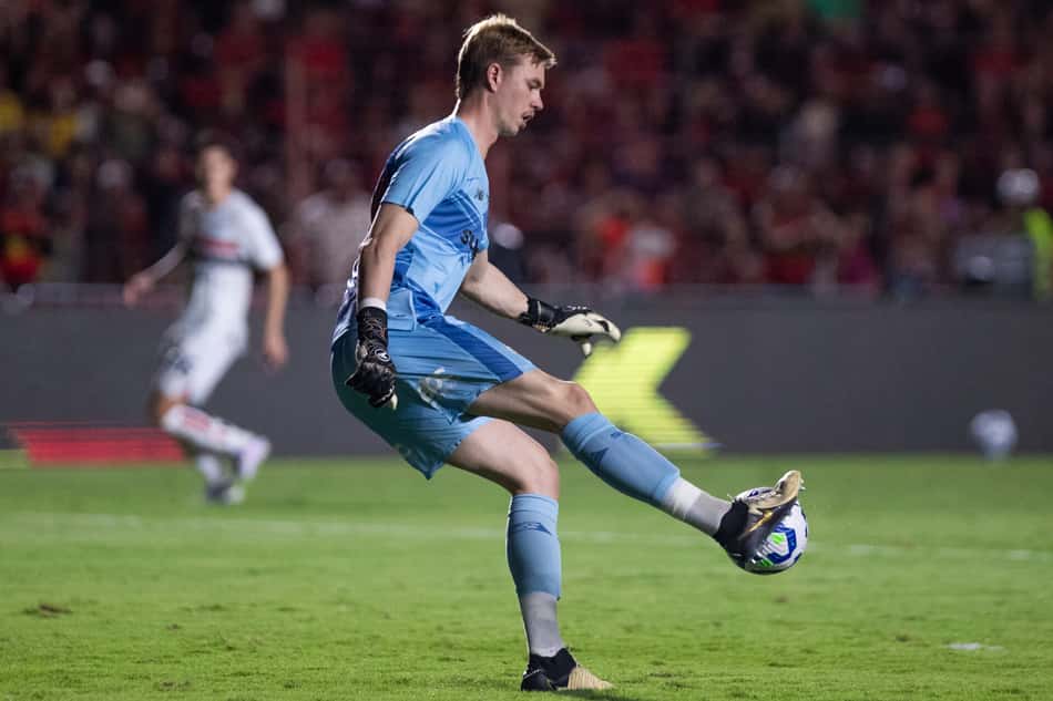 Goleiro Young, do São Paulo, falha no gol do Sport (Foto: Rafael Vieira/AGIF)