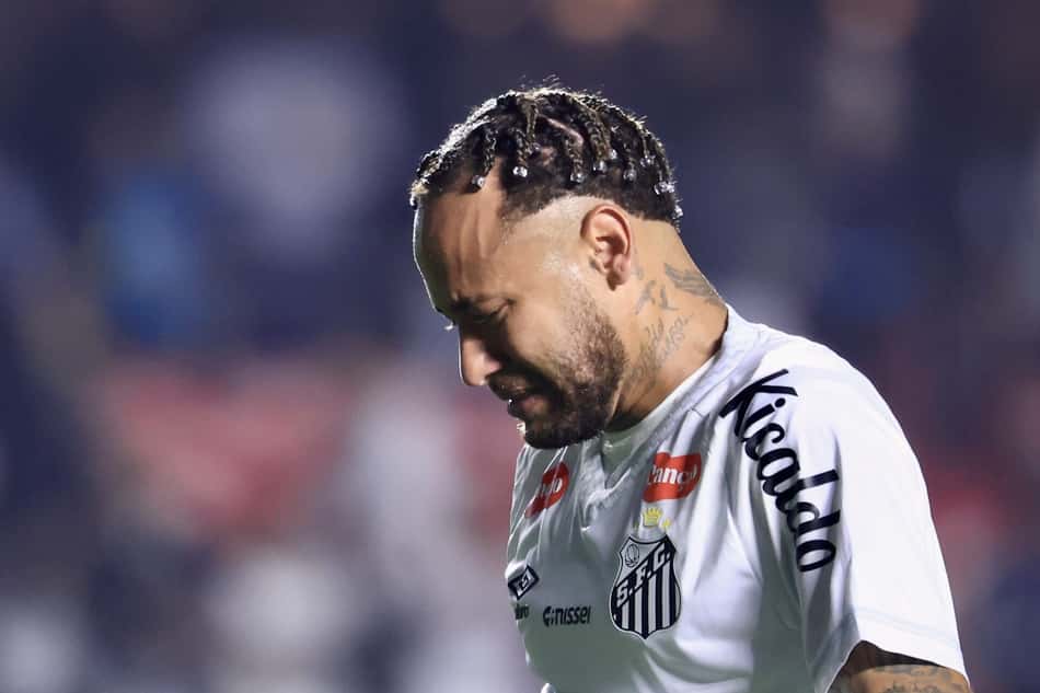 Neymar chorando após derrota do Santos para o Vasco