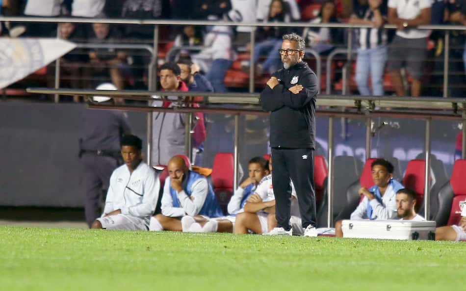 Após desastre diante do Vasco, Santos inicia busca por novo técnico