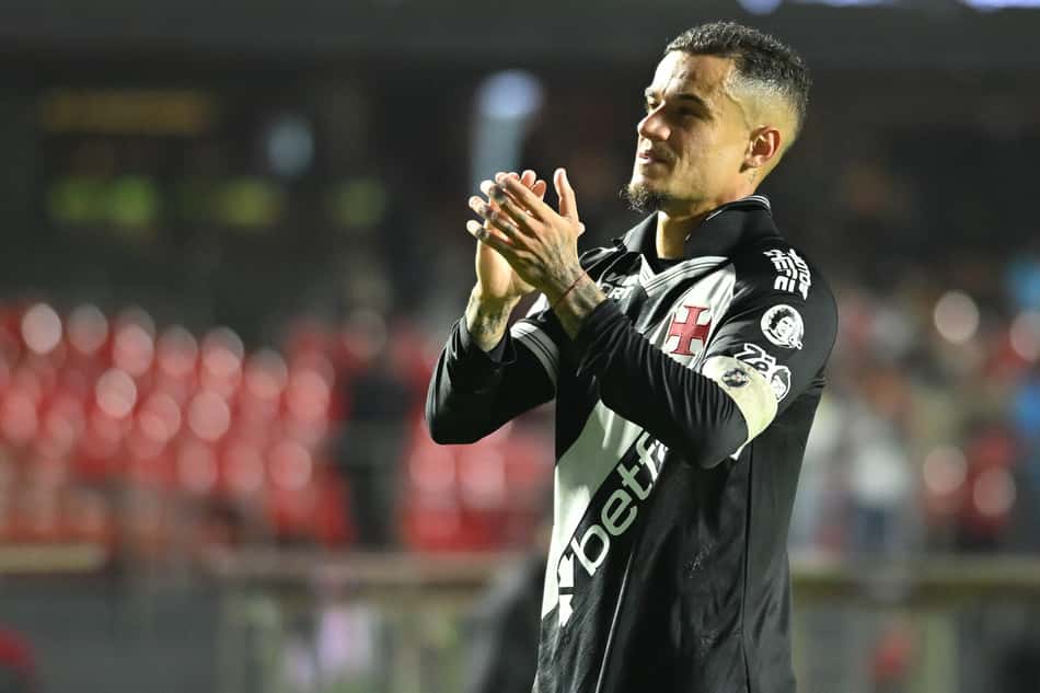 Coutinho comemora um dos gols pelo Vasco contra o Santos (Foto: Jota Erre/AGIF)