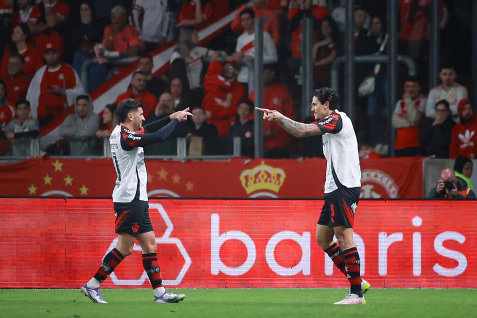 Arrascaeta e Pedro comemoram gol