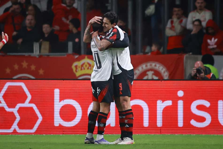 Arrascaeta e Pedro comemoram gol do Flamengo diante do Internacional (Foto: Maxi Franzoi/AGIF)