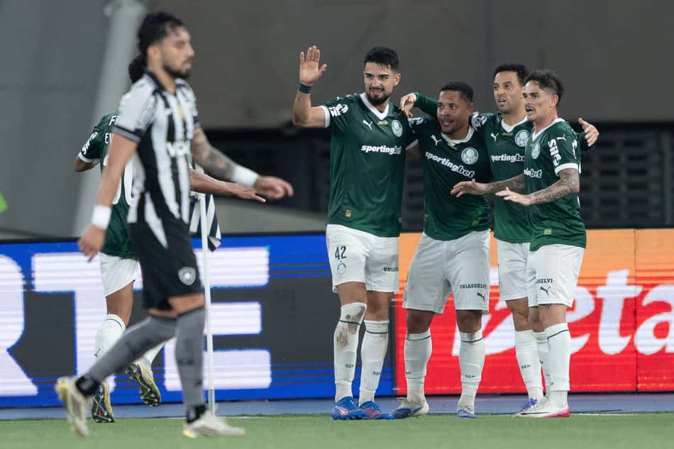 Palmeiras comemora gol de Felipe Anderson contra o Botafogo (Foto: Jorge Rodrigues/AGIF)