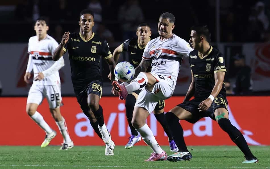 Luciano tenta levar a melhor sobre os rivais em São Paulo e Atlético Nacional (Foto: Marcello Zambrana/AGIF)