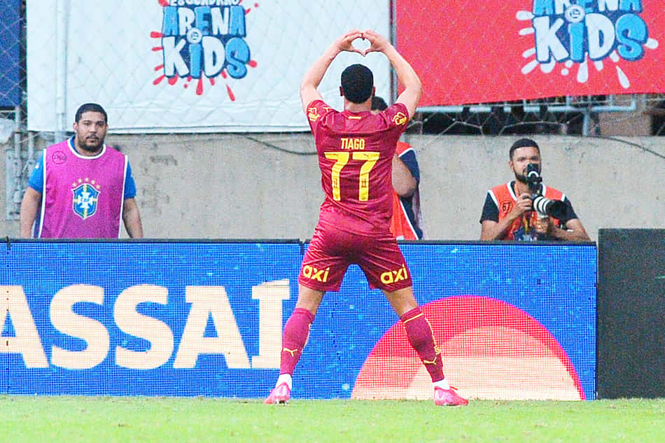 Tiago comemora gol contra o Ceará (Foto: Walmir Cirne/AGIF)