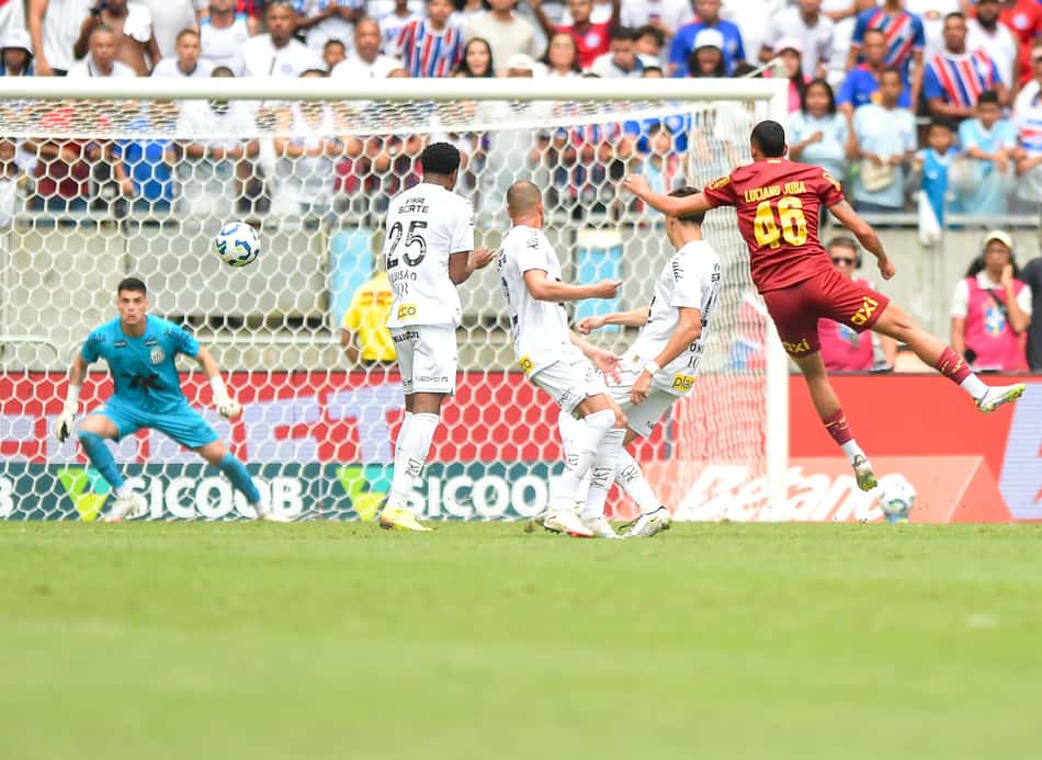 Juba acerto lindo chute e faz o primeiro gol do Bahia contra o Santos (Foto: Jhony Pinho/AGIF)